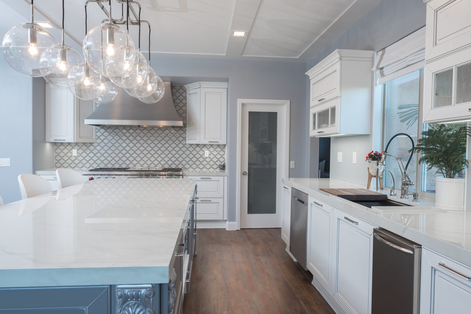 Chef's kitchen, statement lattice backsplash