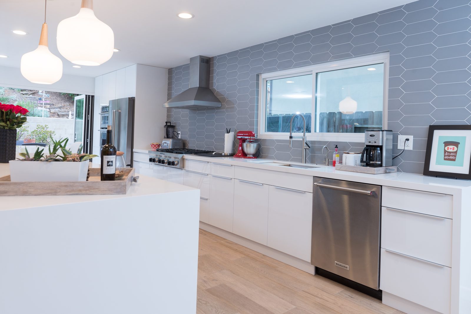 Modern kitchen, gray picket backsplash