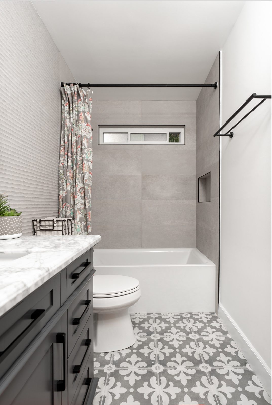 Tub surround in large-format gray
