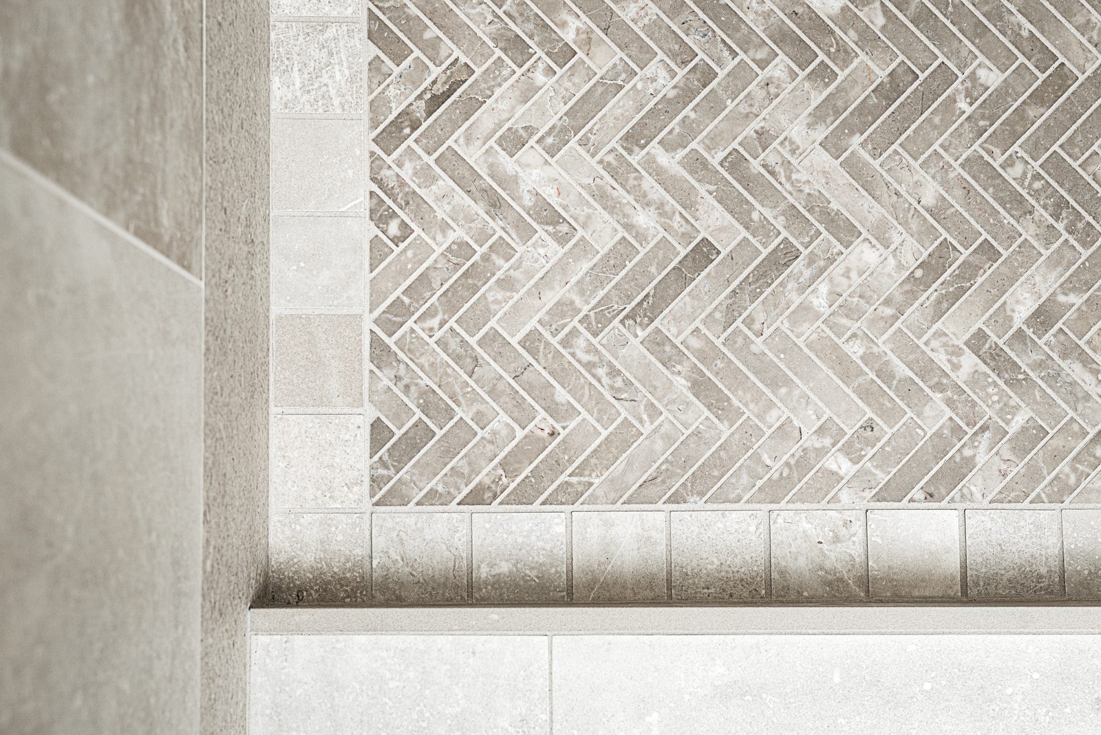 Herringbone accent band over the tub
